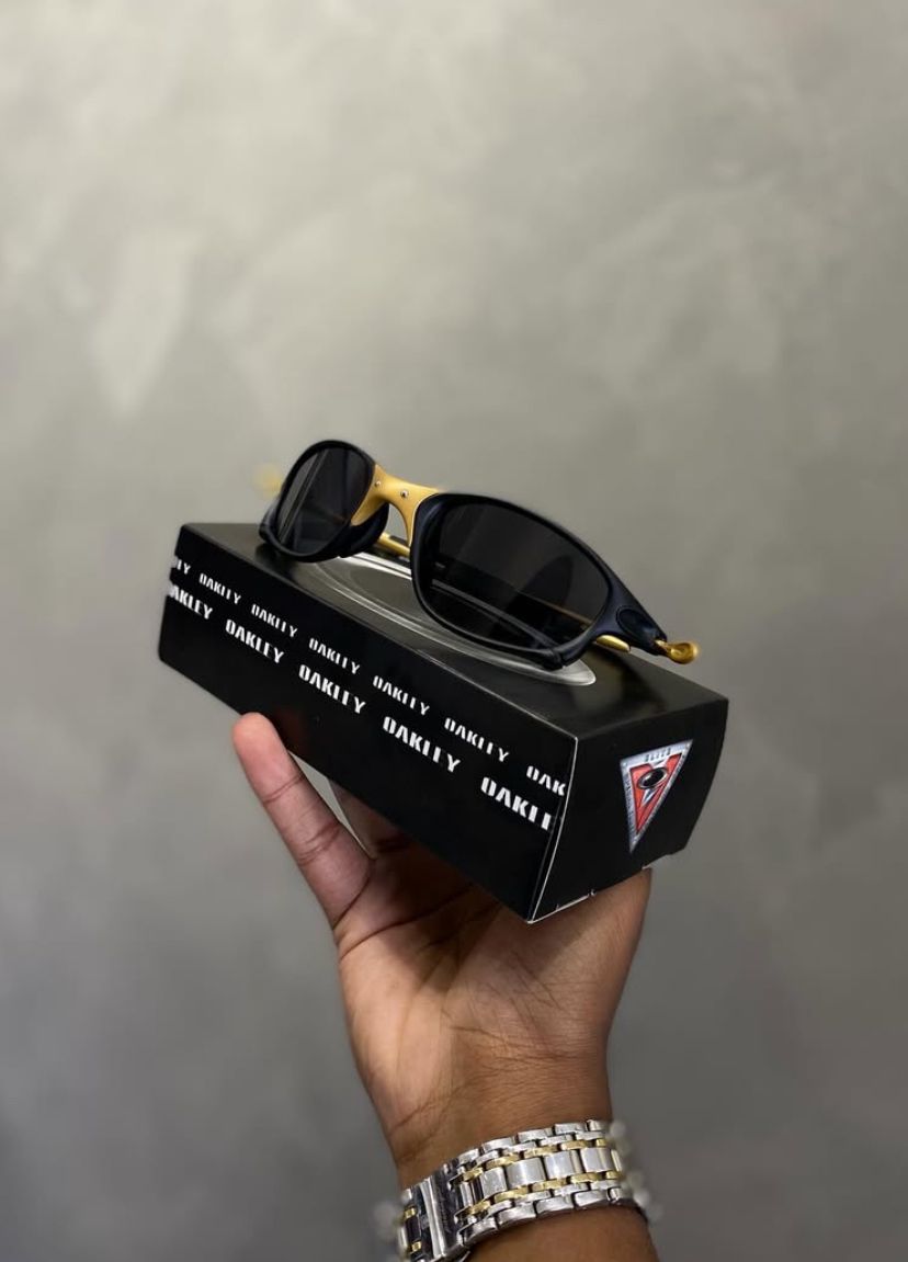 ÓCULOS - OAKLEY PRETO E DOURADO